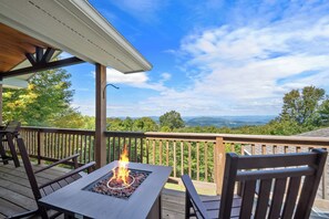 Property grounds - On Beech Time - Hot tub, views, Beech Mtn club option (Beech Mountain)