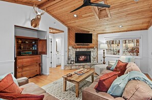 Smart-TV, Kamin, Videospiele, Tischtennisplatte