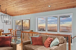 TV connectée, cheminée, jeux vidéo, table de tennis de table