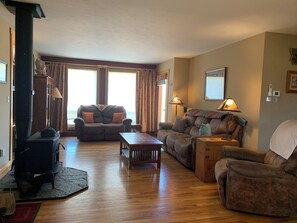 Smart TV, fireplace - Snow covered mountains Paradise Valley Montana Steele House
Perfect getaway spot (Pray)