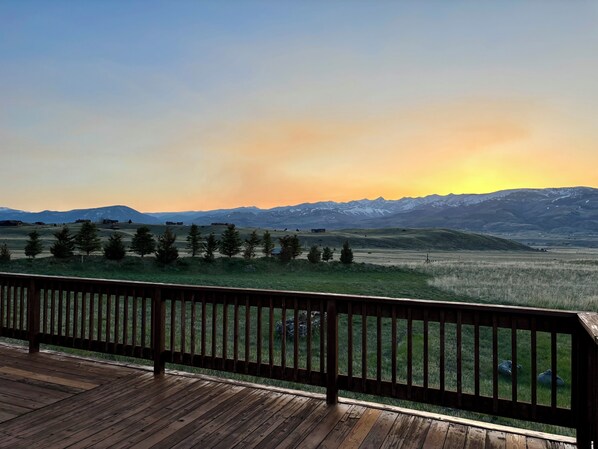 Property grounds - Snow covered mountains Paradise Valley Montana Steele House
Perfect getaway spot (Pray)