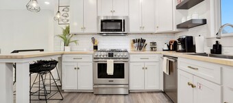 Location! 2 King Beds, TVs, Stocked Kitchen