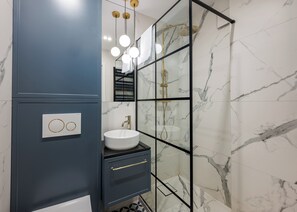 Douche, sèche-cheveux, serviettes fournies