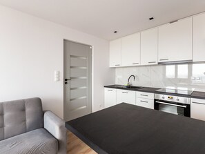 Een koelkast, een oven, een kookplaat, een vaatwasser