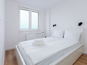 2 slaapkamers, een strijkplank/strijkijzer, beddengoed