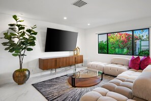 Smart TV, fireplace, table tennis, stereo