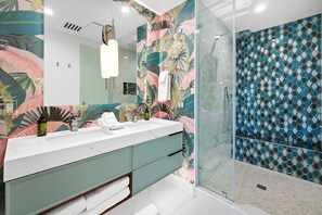 Douche, sèche-cheveux, bidet, serviettes fournies