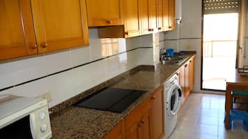 Réfrigérateur, micro-ondes, cafetiÚre/bouilloire