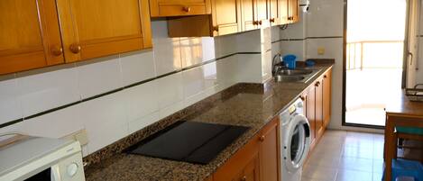 Refrigerador, microondas, cafetera/tetera, utensilios de cocina