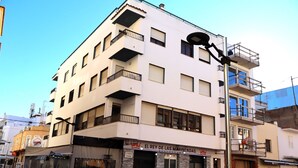 A multi-story building with a restaurant named "El Rey de las Mariscadas" on the ground floor. - Los Pescadores playa LEK (Peñiscola)