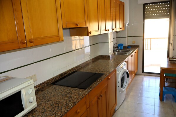 Refrigerador, microondas, cafetera y tetera y utensilios de cocina 