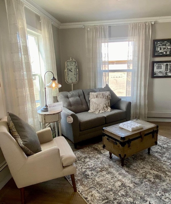 Living area - Spacious 5-bedroom house in delightful Delta with WiFi (Delta)
