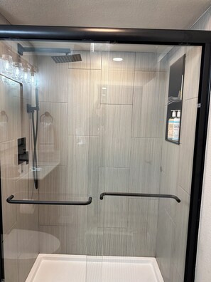 Shower, towels, soap, toilet paper - Spacious 5-bedroom house in delightful Delta with WiFi (Delta)