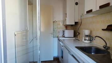 Fridge, microwave, oven, cookware/dishes/utensils