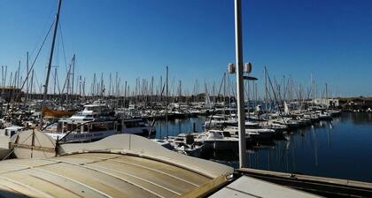 Large 2 bed apartment / Centre Port