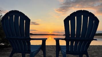 På stranden, solstolar och strandhanddukar