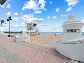 På stranden