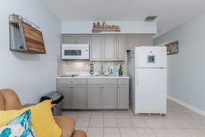 Køleskab, mikrobølgeovn, kogeplade, kaffe-/temaskine