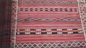 A red and white patterned rug with geometric designs. - CASA DAOUED APRT B (CHEFCHAOUEN)