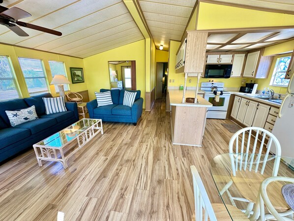 تلفزيون ذكي، ألعاب فيديو، تنس طاولة، كُتُب