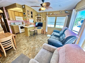 Smart TV, video games, ping pong, books - Enjoy Paradise in This 1 Br, 1 bath Beach Home (Jensen Beach)