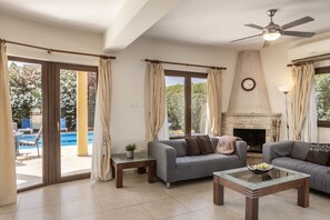 TV, DVD player, books - Tsikkos Pende awaits you in Argaka, Cyprus (Argaka)