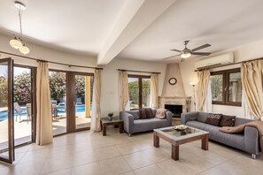 TV, DVD player, books - Tsikkos Pende awaits you in Argaka, Cyprus (Argaka)
