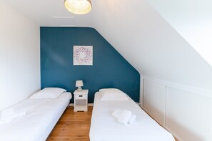 3 室のベッドルーム、アイロン / アイロン台、WiFi (無料)、ベッドシーツ