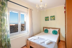 4 bedrooms, iron/ironing board, free WiFi, bed sheets