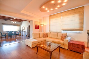 Télévision, livres, chaîne hi-fi