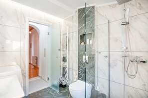Dusche, Haartrockner, Handtücher