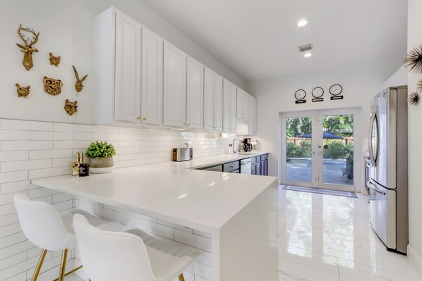 Kühlschrank, Mikrowelle, Ofen, Herdplatte