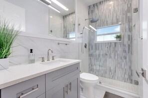 Douche, sèche-cheveux, serviettes fournies, savon