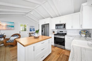 Kylskåp, mikrovågsugn, ugn och spishäll