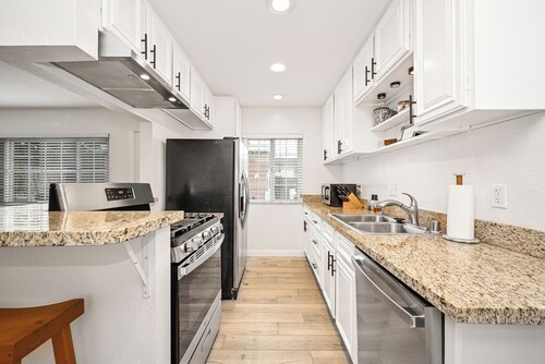 Updated Apartment for 2 in Eastside Costa Mesa