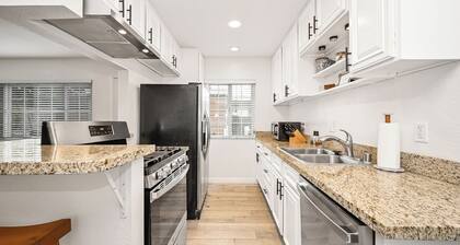 Updated Apartment for 2 in Eastside Costa Mesa