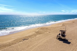 A beach with a lifeguard tower and a clear view of the ocean. - Gorgeous and Modern Duplex near the Beach! (Newport Beach)