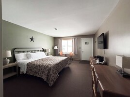Standard Room, 1 King Bed, Non Smoking | Laptop workspace, blackout drapes, iron/ironing board (on request)