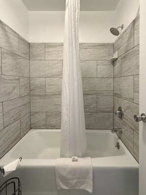 Espacio para trabajar con un portátil y cortinas opacas