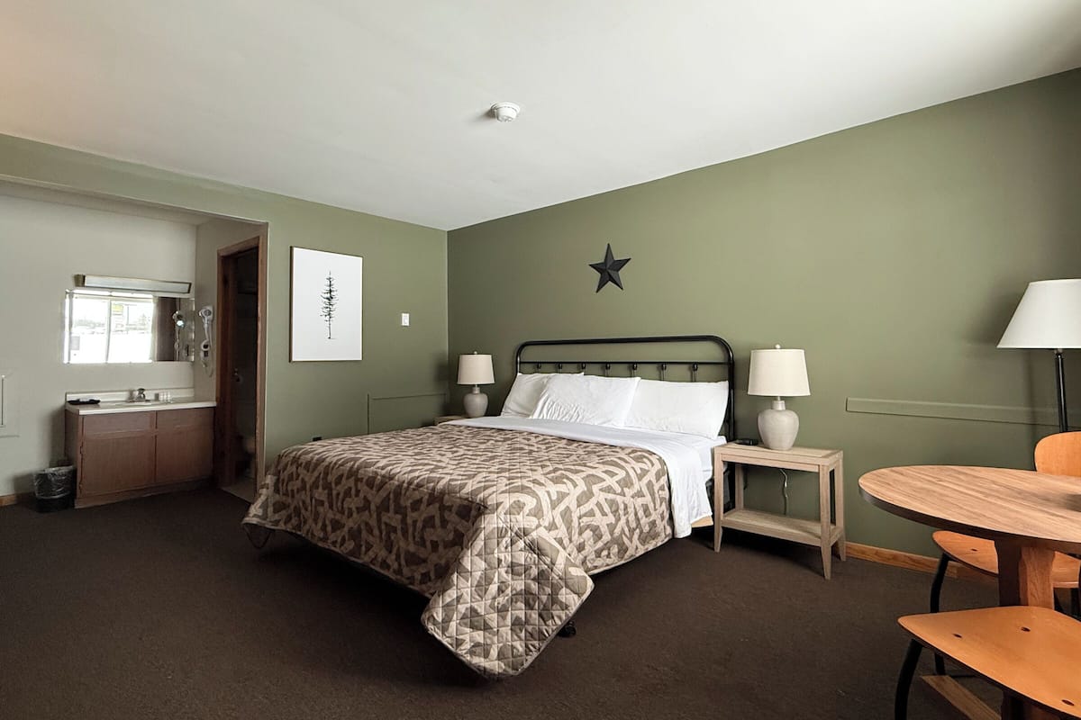 Standard Room, 1 King Bed, Non Smoking