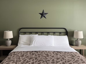 Standard Room, 1 King Bed, Non Smoking | Laptop workspace, blackout drapes, iron/ironing board, free WiFi