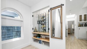 Un intérieur moderne agrémenté d’un meuble-bar intégré, d’un grand miroir et d’une lucarne.