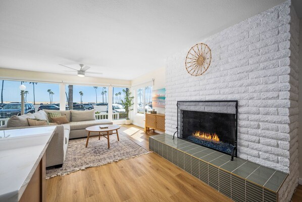 Smart TV, fireplace