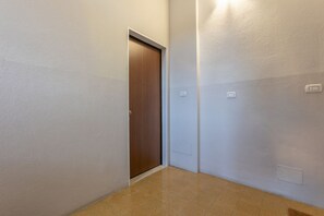 Interior - GuestHost - Cozy apartment located near the Sant'Orsola Hospital in Bologna and the San Vitale station, in a quiet residential neighborhood. Located a short distance from Via Massarenti, the city's vital artery full of useful services, it also guarantees (Bologna)