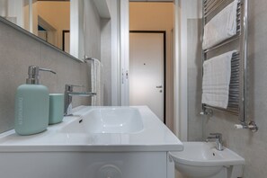 Een douche, een haardroger, een bidet, handdoeken