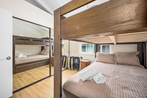 4 habitaciones, tabla de planchar con plancha y cuna de viaje