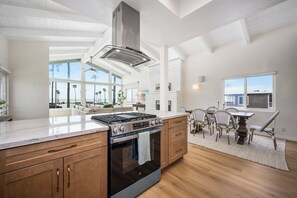 Kylskåp, mikrovågsugn, ugn och spishäll