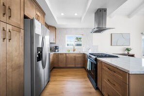 Refrigerador, microondas, horno, placa de cocina