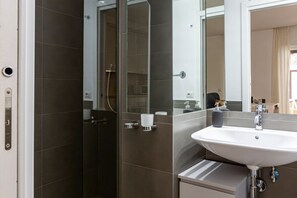 Ducha, secador de pelo, bidé y toallas