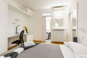 1 bedroom, iron/ironing board, WiFi, bed sheets - Cozy 50 sqm apartment, for 4 people, located on the ground floor of a modern building on the bank of the Arno river. Not far from the historic center and well served by public transport, the apartment is located in a quiet and green residential area.The  (Firenze)